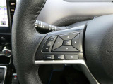 運転走行も画面に触れることなく手元操作が可能な便利なハンドルリモコン。