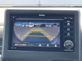 【バックカメラ】駐車時に後方がリアルタイム映像で確認できます。大型商業施設や立体駐車場での駐車時や、夜間のバック時に大活躍!運転スキルに関わらず、今や必須となった装備のひとつです!