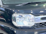 【LEDヘッドライト】悪天候や夜間走行時も良好な視界を確保し安心して運転できる高輝度LEDヘッドライトを装備!点灯速度が早く、消費電力も抑えられています。