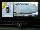 空から見下ろすような視点で、スムーズな駐車と安全確認をサポートする「アラウンドビューモニター」付です。
