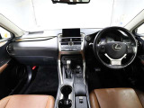 上質で落ち着いた印象のインパネ。視界も広々で運転しやすいです。