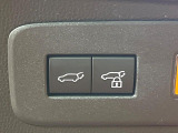 【パワーバックドア】スマートキーや運転席のボタンを押すだけでリアゲートが自動で開閉します!荷物を持っている時や、高い位置にあるバックドアを閉める際に便利な機能です♪