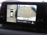 アラウンドビューモニター搭載!9インチ大型NCナビモニターに、真上から見下ろしているかのような映像を見ながら安全に駐車できます。さらに人や自転車など周囲に動くものがあると表示とブザーでお知らせします。