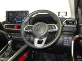 運転席まわりです。 各操作スイッチは使いやすい位置に配置されてます。
