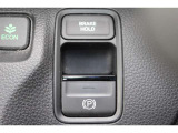 電子制御パーキングブレーキ。ブレーキホールドをONにすれば、ブレーキペダルから足を離しても、停車状態が続きます。アクセルを踏めばブレーキが自動で解除され、発進が可能。信号待ちの間などに便利な機能です。