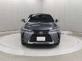 スピンドルグリルはブロックメッシュ形状とし、角度によって表情を変えるUX独自のデザインを採用し、力強さを表現しています。