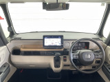水平基調でスッキリとしたフロントビュー。広く見渡せて運転に安心をもたらします