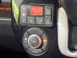 【オートエアコン】一度お好みの温度に設定すれば、車内の温度を検知し風量や温度を自動で調整。暑い&hellip;寒い&hellip;と何度もスイッチ操作をする必要はありません。快適な車内空間には必須の機能ですね♪