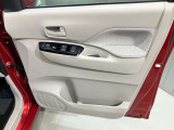 【運転席ドア】ボトルホルダーや収納ポケットが付いているので運転席周りもスッキリ保てます★