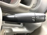 【オートライト】周りの明るさに応じて自動でヘッドライトの点灯・消灯ができる機能です!ライトの付け忘れ・消し忘れなどが無くなり、雨の日や夕方の走行も安心!トンネル通過時も便利ですね