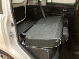 リヤシートの背もたれを左右倒すと、トランクスペースが開放的に広がり荷物もたっぷり収納可能です。