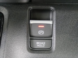 【電子制御パーキングブレーキ】スイッチ操作でパーキングブレーキをオン/オフ。発進時、運転席のシートベルトが着用されている時アクセルを踏めば自動的に解除されます。