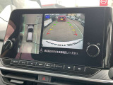 まるで真上から見ているような、視認性の良いアラウンドビューモニターです。駐車が苦手な方でもこれでらくらく駐車できますよ。