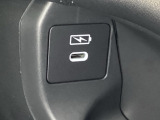 エレクトリックギアセレクターの下にスマートフォンなどが置けるトレーと、充電可能なUSB端子がついています。移動中に充電もできるので便利です。また反対の右側には外部入力の可能なUSB端子がついています。