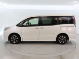 両側パワースライドドア付きだから、狭い駐車スペースなどでの 乗り降りラクラク!小さなお子さまのいるご家庭には嬉しい装備。