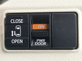 パワースライドドアを採用しており、運転席から簡単に開閉操作が可能です。駐車場や狭い場所でも扱いやすく、乗車時・降車時の負担を軽減します。