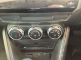 オート式エアコンは操作性が良好です。運転席とにはシートヒーターが装備されており、座面と背もたれをすばやく温め、寒い時期にも快適な運転環境を提供します。