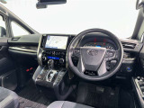 運転席まわりです。 各操作スイッチは使いやすい位置に配置されてます。