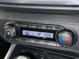 オートエアコン付きなので一度、気温を設定すれば自動的に過ごし易い温度に調整してくれますよ。 車内をいつでも快適空間にしてくれます。