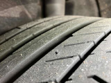 左後ろです。リムガードに傷があるので、こちらは納車時に当社指定の新品タイヤに交換いたします。