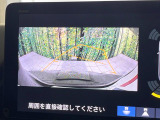 【バックカメラ】駐車時に後方がリアルタイム映像で確認できます。大型商業施設や立体駐車場での駐車時や、夜間のバック時に大活躍!運転スキルに関わらず、今や必須となった装備のひとつです!