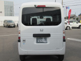 助手席側のセンターピラーをなくすことで横からも長尺の荷物をのせられる開口部をつくりましたテールゲートと合わせた2つの大きな開口部が大小さまざま荷物の積み降ろしをスムーズで快適にし人の動線も自由にします