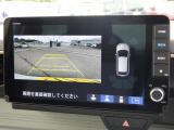 ★3画面バックカメラ装備★「R」の位置にすると、自動的に後方の様子をカラー画像(車幅/距離/予想進路線表示機能付)で表示。バックの際の安心感を高めます★