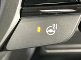 【ステアリングヒーター】冬場に冷たくなりやすい革巻きステアリングを、スイッチ一つで素早く適温に!エアコンよりも早く温まってくれるので、寒い日の運転も快適になりますね♪