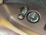狭い駐車場で便利な電動格納ドアミラーが付いています。