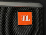 【JBLサウンドシステム】メーカーオプションの高品位サウンドシステムを搭載。専用のチューニングが施された大小様々なスピーカーから良質なサウンドが奏でられ、臨場感あふれる音響空間を演出します。