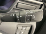 【オートライト】車外の明るさに応じて、自動的にライトの点灯・消灯をしてくれます。