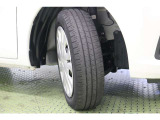 タイヤサイズ 155/65R14。スタイリッシュなデザインのホイールキャップ付きスチールホイールを装着しています。