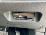 運転席の右下にETCがビルトインされています。高速道路では便利ですね!