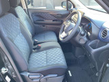 運転席は広々としていて、ゆったりと運転をお楽しみいただくことができますよ。