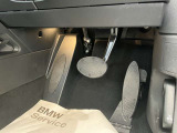 【ペダル】BMWはオルガン式アクセルペダルを採用しています。踏み込む足とペダルが同じ軌跡を描くため、かかとがずれにくく、アクセルコントロールがよりしやすくなるメリットがあります。