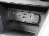CD/DVD再生プレーヤーは装備されておりませんがフルセグTVチューナー、USB端子やブルートゥースオーディオは備えています。