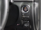 ボタンでエンジン始動が可能な、プッシュスタート機能搭載!もしもの時の、盗難警報装置イモビライザーも同時に装備されております! キーレスのボタン、もしくは、ドアハンドルのスイッチセンサーで開閉可能です!