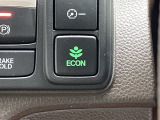 ECONモードの機能として、「燃費が良くなるアクセル制御」があります。アクセルペダルを余分に踏み込んでしまった場合でも、自動的に燃料の噴射量を抑え、エンジンの効率が良い領域で働かせるようにします。
