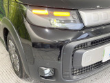 【LEDヘッドライト】悪天候や夜間走行時も良好な視界を確保し安心して運転できる高輝度LEDヘッドライトを装備!点灯速度が早く、消費電力も抑えられています。
