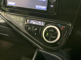 【オートエアコン】一度お好みの温度に設定すれば、車内の温度を検知し風量や温度を自動で調整。暑い&hellip;寒い&hellip;と何度もスイッチ操作をする必要はありません。快適な車内空間には必須の機能ですね♪
