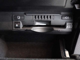 運転席お膝元にETCカード挿入口がございます。