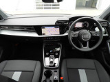 安全で快適な運転をサポートするアウディバーチャルコックピット。多機能でありながら優れた操作性で、シンプルで美しいインテリアデザインに溶け込んでいます。