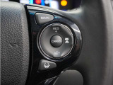 ◆アダプティブクルーズコントロール◆予め設定した車速内でクルマが自動的に加減速。前走車との適切な車間距離を維持しながら追従走行します。【LKAS】車線維持支援システムでステアリング操作を支援。