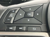 左側にオーデイオやナビのコントロールができるスイッチ、運転中は手を放さず手元で操作可能なんです!