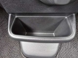 足元には便利なセンターロアボックスを設置。車内を整理しやすく、使い勝手の良さが魅力です。