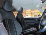 【運転席シート】汚れやへたり等、大きなダメージはなく、良好な状態です。