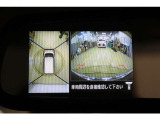さらに、インナーミラー内に 真上から見下ろした様に車の周囲を表示し、駐車時の安全性と利便性を高めるアラウンドビューモニター搭載。慣れないスペースでもモニターで周囲の状況を確認しながら駐車出来ます。