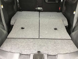 後部座席は分割可倒式ですので、状況に応じてフレキシブルに使用できます。