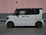 純正アルミで全体的にデザインがまとまっています。車も人も、オシャレはまずは足元からですね。