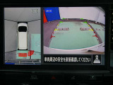ギアを『R』に入れるとナビ画面に、まるで雲の上から覗いているような映像が映り、駐車をサポートしてくれます。